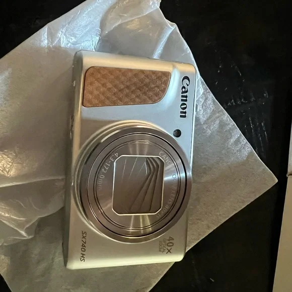 Canon SX740 HS Silver Digital Camera - Picture 7 of 16